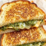 Pesto-Toastie 4 Leckeres Pesto-Toastie mit frischem Basilikum und Käse auf knusprigem Brot.