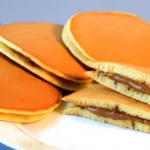 Pfannkuchen mit Nutella 4 Pfannkuchen mit Nutella auf einem Teller serviert