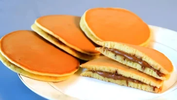 Pfannkuchen mit Nutella auf einem Teller serviert