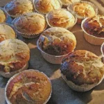 Quarkmuffins mit Puddingpulver 2 Leckere Quarkmuffins mit Puddingpulver auf einem Teller serviert
