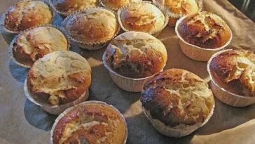 Leckere Quarkmuffins mit Puddingpulver auf einem Teller serviert