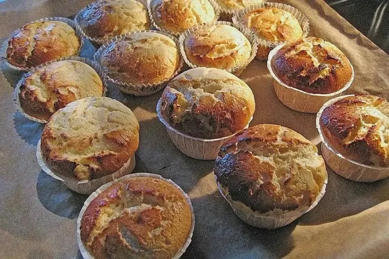 Quarkmuffins mit Puddingpulver 1 Leckere Quarkmuffins mit Puddingpulver auf einem Teller serviert