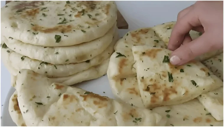 Räucherkäse gefüllte Knoblauchfladen 10 Räucherkäse gefüllte Knoblauchfladen auf einem Holzbrett