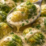 Rosenkohl in Frischkäse-Senfsauce 3 Rosenkohl in Frischkäse-Senfsauce serviert auf einem Teller