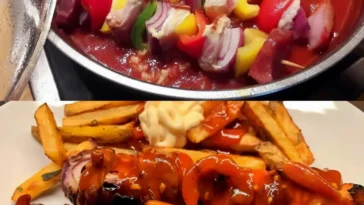 Leckeres Schaschlik mit Schaschliksoße auf einem Grill