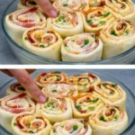 Schinken und Käse gefüllte Brötchen 4 Brötchen gefüllt mit Schinken und Käse auf einem Holzbrett