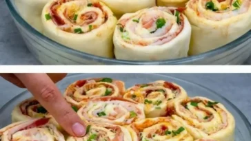 Brötchen gefüllt mit Schinken und Käse auf einem Holzbrett