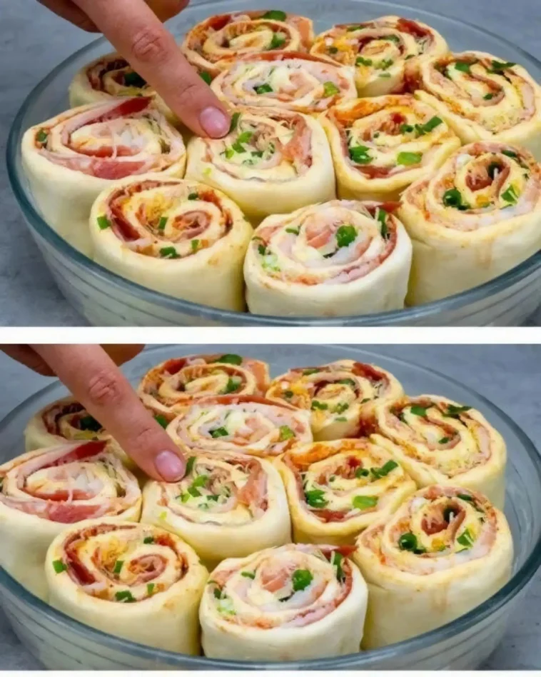 Schinken und Käse gefüllte Brötchen 9 Brötchen gefüllt mit Schinken und Käse auf einem Holzbrett