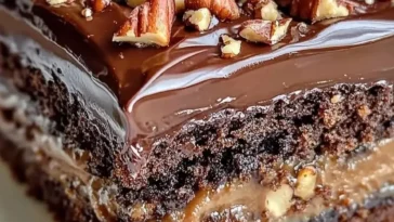 Saftiger Schokoladen-Poke-Kuchen mit Schokolade und Sahne