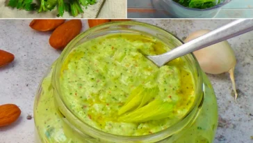 Selleriepesto in einer Schüssel, garniert mit frischer Petersilie