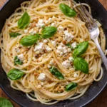 Spaghetti with Feta and Lemon 3 Spaghetti mit Feta und frischer Zitrone auf einem Teller