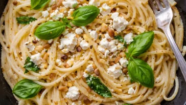 Spaghetti mit Feta und frischer Zitrone auf einem Teller