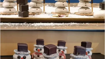 Süße Schneemänner aus Schnee und Dekorationen für Weihnachten