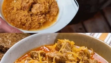 Schmackhaftes Szegediner Gulasch auf einem Teller, serviert mit frischem Brot