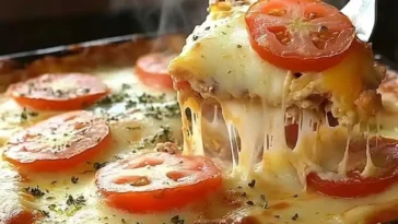 Leckerer Toast-Mozzarella-Auflauf frisch aus dem Ofen serviert