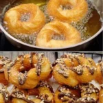 Unwiderstehliche Krapfen-Donuts mit cremiger Vanille-Note 4 Krapfen-Donuts mit cremiger Vanille-Note auf einem Teller