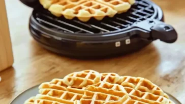 Leckere Vanille Joghurt Waffeln auf einem Teller serviert