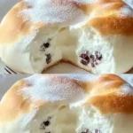Wolkenkuchen 2 Luftiger Wolkenkuchen auf einem Teller, verziert mit frischen Früchten und Sahne.