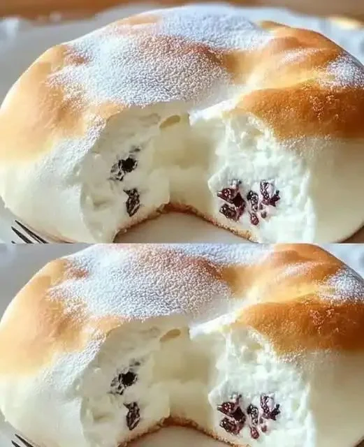 Wolkenkuchen 2 Luftiger Wolkenkuchen auf einem Teller, verziert mit frischen Früchten und Sahne.