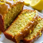 Zitronen-Zucchini-Himmel-Brot 4 Zitronen-Zucchini-Brot frisch gebacken, mit Zitronenscheiben und Zucchini-Streifen.