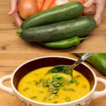 Cremige Zucchinisuppe 3 Cremige Zucchinisuppe in einer Schüssel mit frischen Kräutern garniert.
