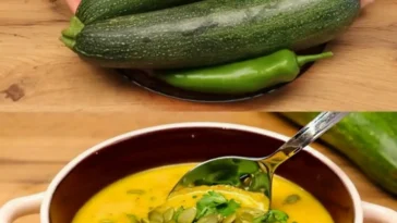 Cremige Zucchinisuppe in einer Schüssel mit frischen Kräutern garniert.