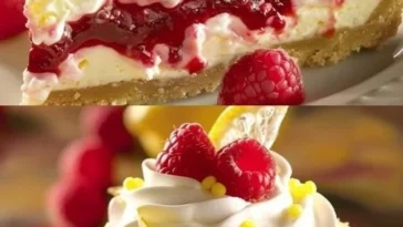 Käsekuchen mit Himbeeren auf einem Teller
