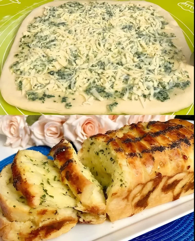 Knoblauchbrot 16 Frisch gebackenes Knoblauchbrot mit Kräutern auf einem Holzbrett