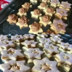 Linzer Sterne 4 Leckere Linzer Sterne Plätzchen auf einem festlichen Teller