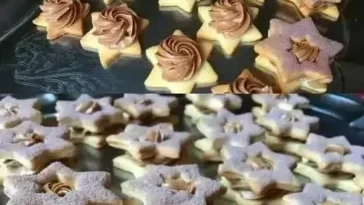 Leckere Linzer Sterne Plätzchen auf einem festlichen Teller