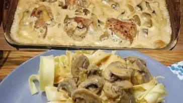 Leckere Medaillons in Pilzrahmsauce serviert auf einem Teller