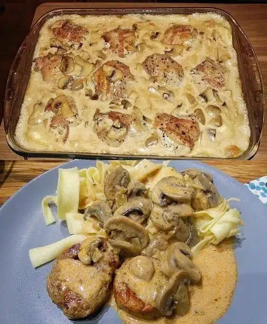 Medaillons in Pilzrahmsauce wie aus dem Restaurant 4 Leckere Medaillons in Pilzrahmsauce serviert auf einem Teller