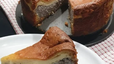 Mohn-Schmand-Kuchen mit cremiger Schmandschicht und Mohnkruste