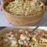 Nudelsalat mit leckerer Geheimsoße 3 Nudelsalat mit leckerer Geheimsoße auf einem Tisch serviert