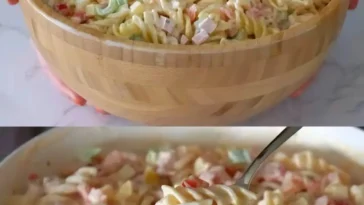 Nudelsalat mit leckerer Geheimsoße auf einem Tisch serviert