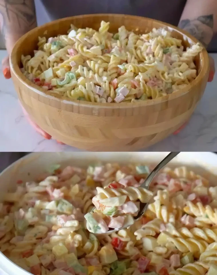 Nudelsalat mit leckerer Geheimsoße 2 Nudelsalat mit leckerer Geheimsoße auf einem Tisch serviert