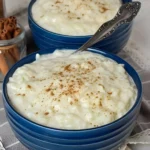 Omas uraltes Milchreisrezept 3 Omas uraltes Milchreisrezept auf einem traditionellen Küchentisch
