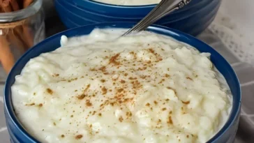 Omas uraltes Milchreisrezept auf einem traditionellen Küchentisch