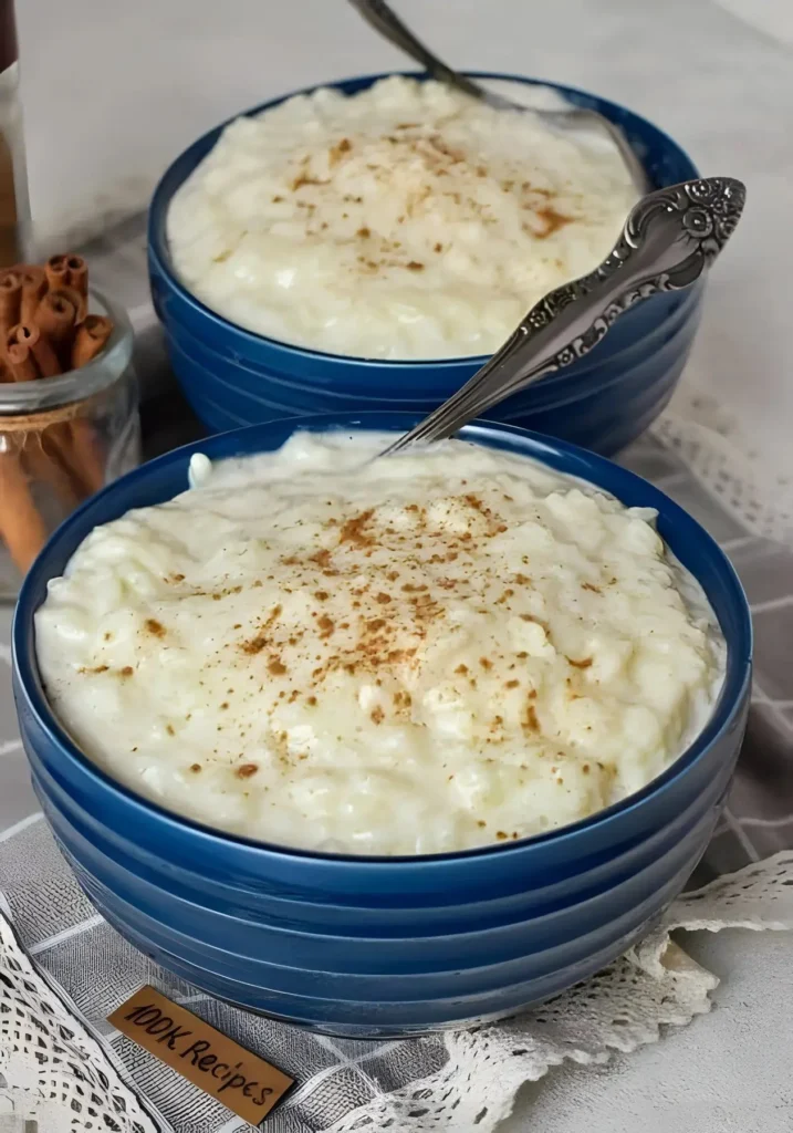 Omas uraltes Milchreisrezept 1 Omas uraltes Milchreisrezept auf einem traditionellen Küchentisch