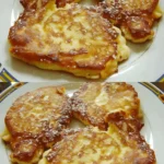 Quark Apfel Pfannkuchen 4 Quark Apfel Pfannkuchen auf einem Teller serviert, dekoriert mit Äpfeln und Puderzucker.