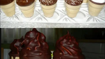 Schaum-Waffellikörbecher mit köstlichem Likör und Sahne