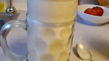 Eine präzise Messung des Schneemaß im Winterlandschaft.