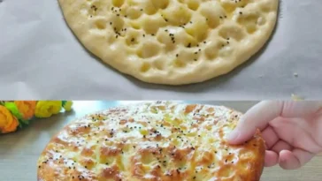 Türkisches Brot aus der Pfanne wird auf einem Holzbrett serviert.