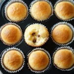 Zwei Köstliche Vanille-Muffins 3 Leckere zwei Vanille-Muffins frisch gebacken auf einem Kuchenteller