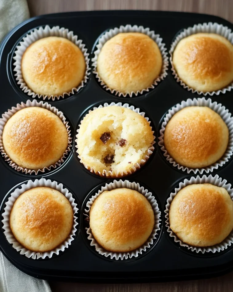 Zwei Köstliche Vanille-Muffins 15 Leckere zwei Vanille-Muffins frisch gebacken auf einem Kuchenteller