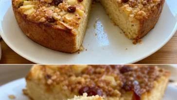 Flaumiger Apfelkuchen mit Nüssen auf einem rustikalen Tisch