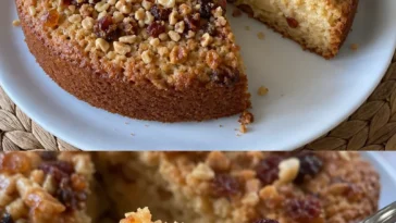 Flaumiger Apfelkuchen mit Nüssen auf einem Tisch serviert.