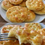 Käse-Minibrötchen frisch gebacken auf einem Teller