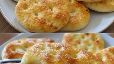 Käse-Minibrötchen frisch gebacken auf einem Teller