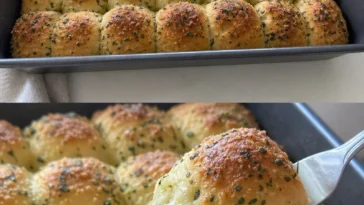 Leckeres Knoblauchbrot mit Käse aus frischen Zutaten gebacken
